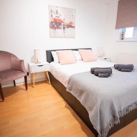 לונדון Bright And Spacious One Bedroom Apparment, Free Parking מראה חיצוני תמונה